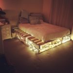 lit podium avec ampoules