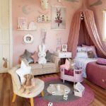 lit à baldaquin pour enfant avec un lièvre