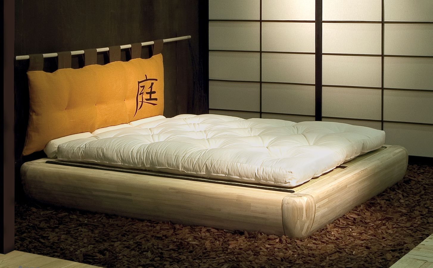 lit avec une tête de lit moelleuse de style japonais