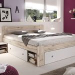 katil dengan laci di bilik tidur