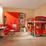 voiture-lit pour un garçon sous un bus rouge