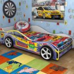 lit de voiture multicolore pour garçon