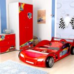 lit de voiture de sport élégant pour un garçon