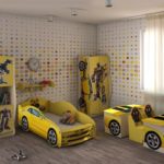 lit de voiture pour un garçon dans un intérieur jaune
