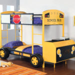 voiture-lit pour un garçon sous un bus jaune