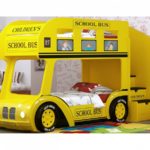 bus jaune sous la forme d'un lit de voiture pour un garçon