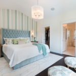 lits avec une tête de lit moelleuse à l'intérieur