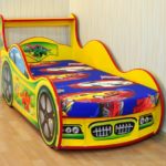 lit de voiture de couleur jaune pour un garçon