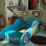 voiture-lit bleue pour garçon avec structure pliante