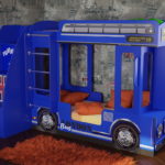 voiture-lit pour garçon sous un bus bleu
