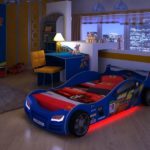 voiture-lit bleue pour un garçon avec éclairage rouge