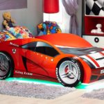 voiture-lit rouge pour un garçon avec éclairage vert