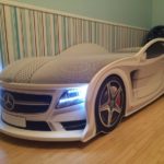 un lit de voiture pour un garçon sous la forme d'une Mercedes