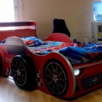 lit de voiture garçon avec de grandes roues