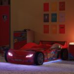 voiture-lit pour un garçon avec des lumières sur les phares