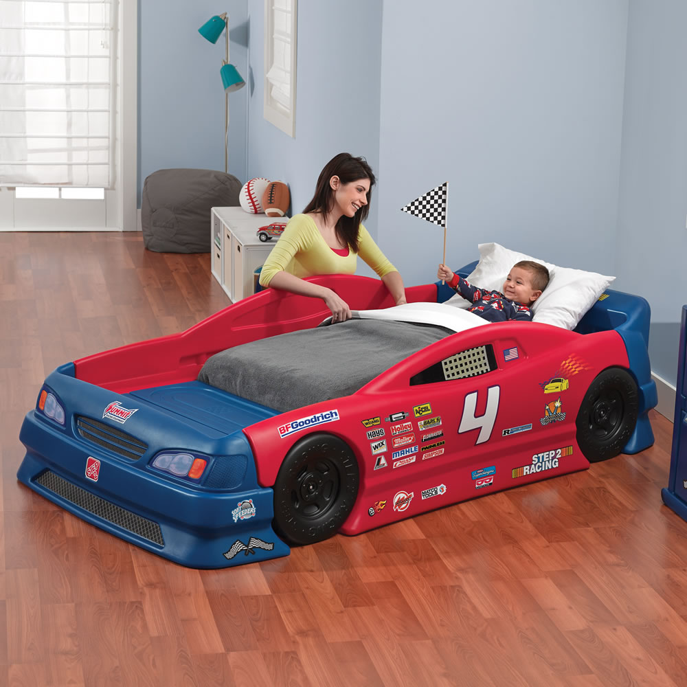 garçon dans un lit de voiture