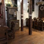 meubles vieillis dans un café