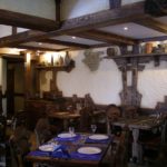 meubles anciens dans un café