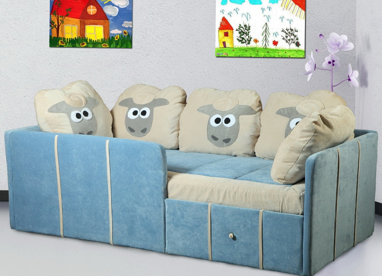 weiches Kinderbett mit Seiten