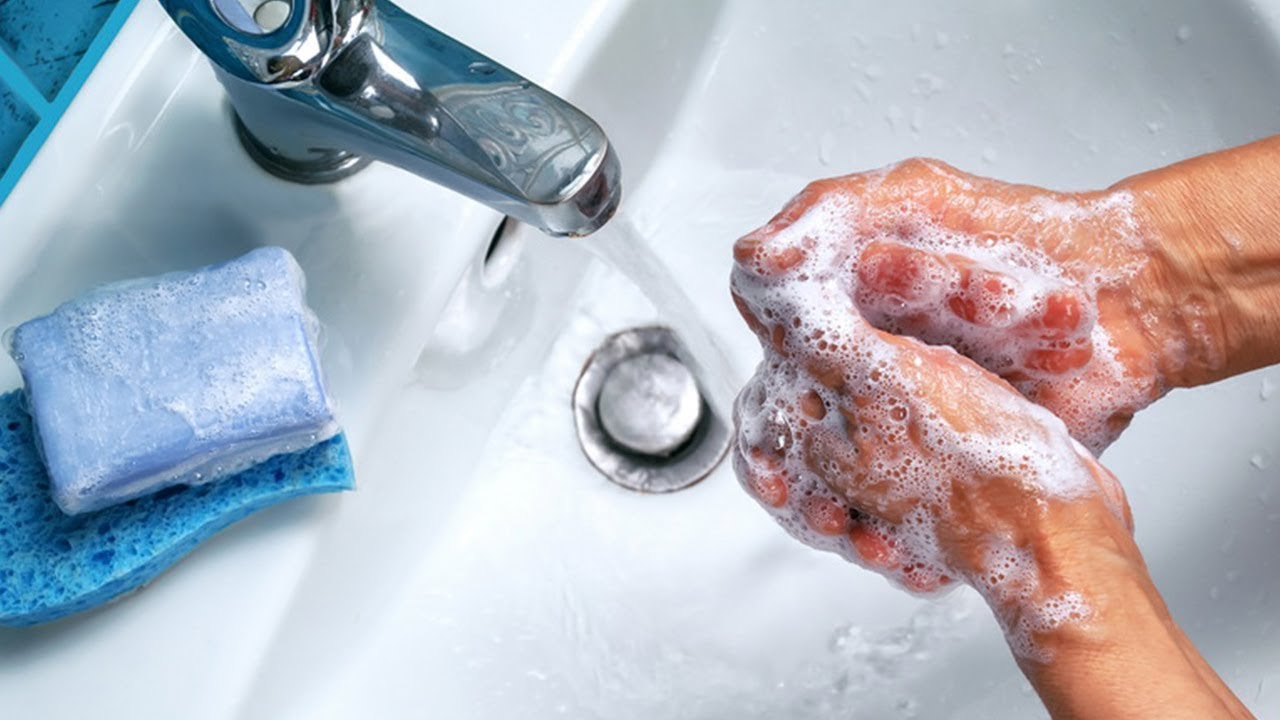 se laver les mains avec du savon