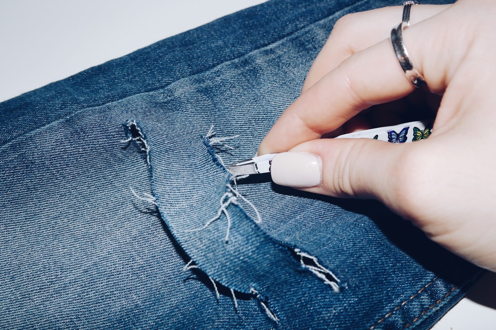 couteau utilitaire pour les coupures sur les jeans
