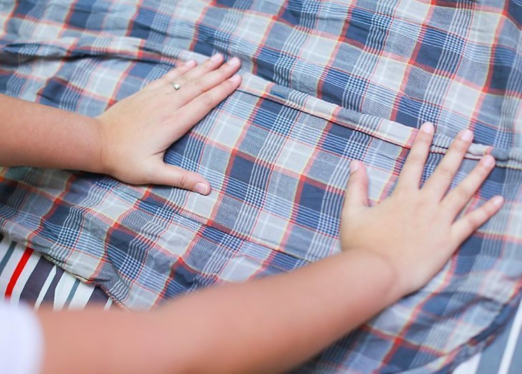 suavizar la ropa con las manos