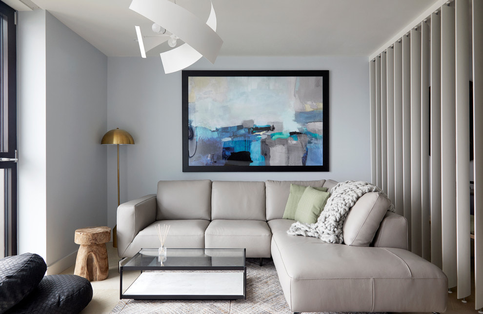canapé gris à l'intérieur