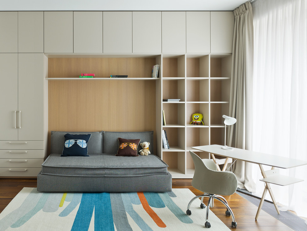 canapé gris dans la chambre