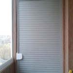 γκαρνταρόμπα στο μπαλκόνι γκρι