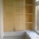 ντουλάπα στο μπαλκόνι πάνω δέντρο