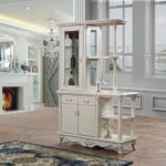 Kleiderschrank-Trennwand weißes Sideboard