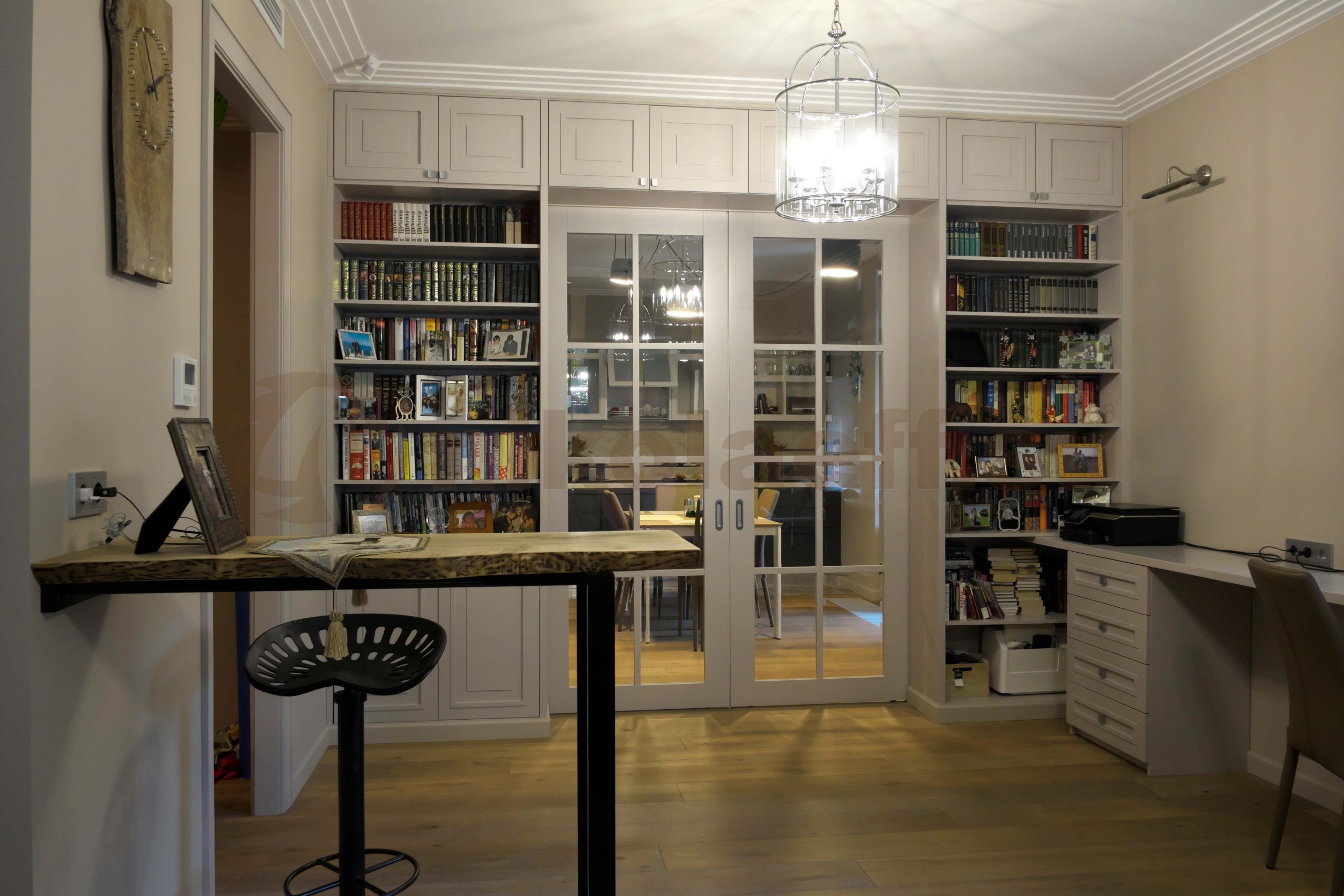 Kleiderschrank-Trennwand für Bücher