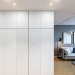 Kleiderschrank-Trennwand weiß bis zur Decke