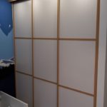 Kleiderschrank-Trennwand in einem Käfig