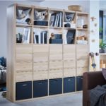 Kleiderschrank-Trennwand blaues Regal