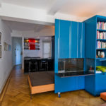 Kleiderschrank-Trennwand blau