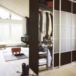 Kleiderschrank-Trennwand für Kleidung