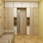 Kleiderschrank aus Holz
