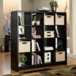 Kleiderschrank-Trennwand schwarzes Regal