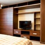 Kleiderschrank-Trennwand braun mit TV