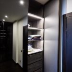 Kleiderschrank-Trennwand kpe mit Dingen