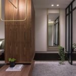 breiter Holztrennwandschrank