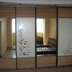 Spiegelschrank mit Muster