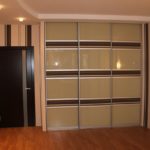 gestreifter Kleiderschrank