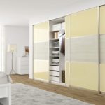 Kleiderschrank-Trennwand gelb