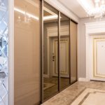 beiger Schiebeschrank