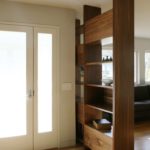 Kleiderschrank-Trennwand in der Nähe der Tür