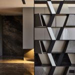 Kleiderschrank-Trennwand geometrisch