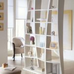 Kleiderschrank mit gebogener Trennwand