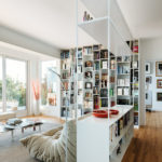 Kleiderschrank-Trennwand viele Bücher